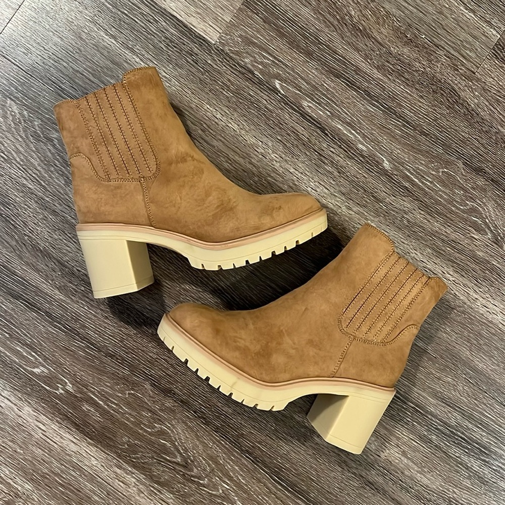 Universal thread women’s boot cognac, size 9